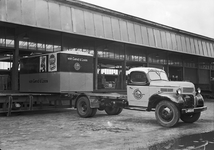 803490 Afbeelding van een vrachtauto van Van Gend & Loos met een autolaadkist bij de goederenloods te Nijmegen.